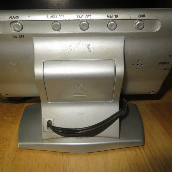 Large Number Digital Alarm Clock with Battery Backup - Picture 4 of 5